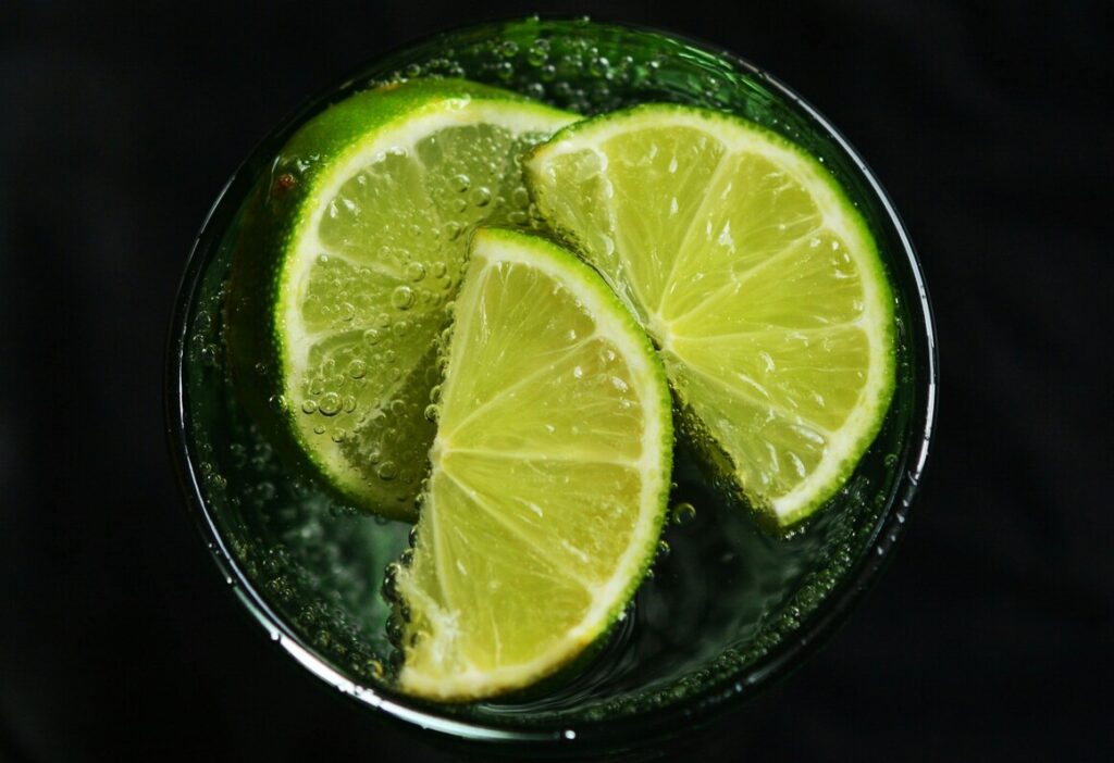 Limão com água todos os dias: Vantagens para a saúde 1 Limão com água